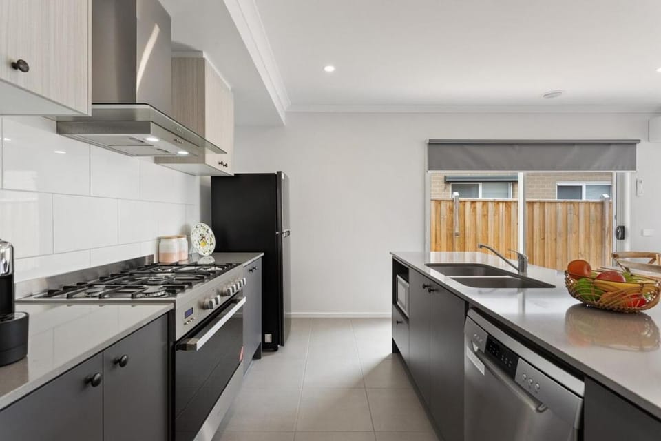 Lux 4BR 2BA Modern Fam Home House in Cowes