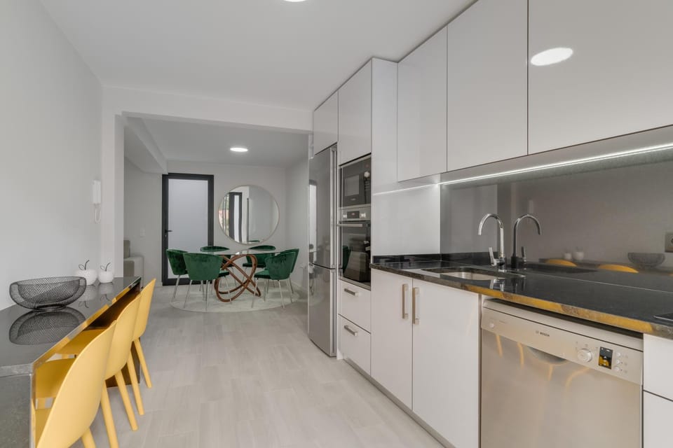 Kitchen or kitchenette, Dining area, dishwasher, minibar, pet friendly, stove