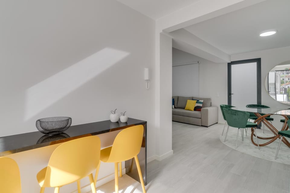 Kitchen or kitchenette, Living room, Seating area, Dining area
