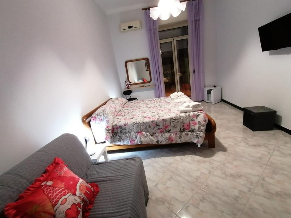 Bed, TV and multimedia, Bedroom