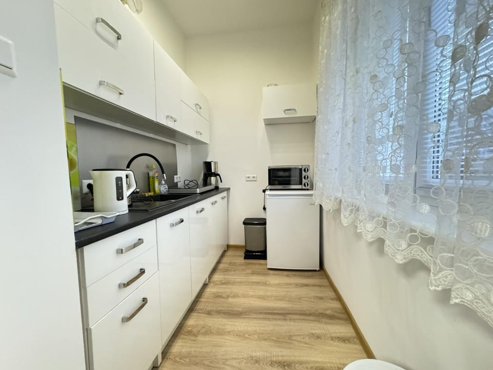 Coffee/tea facilities, Kitchen or kitchenette, oven, stove