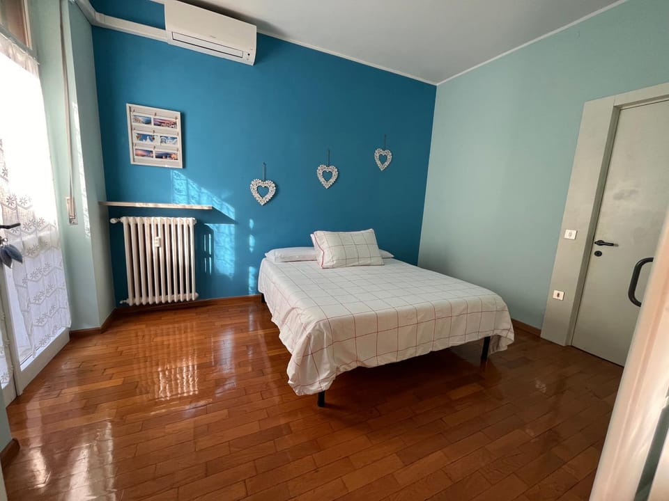 Bedroom, air conditioner