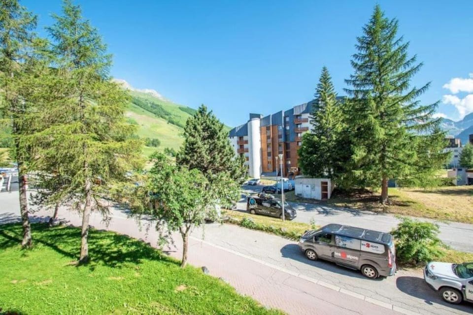 Property building, Spring, Parking