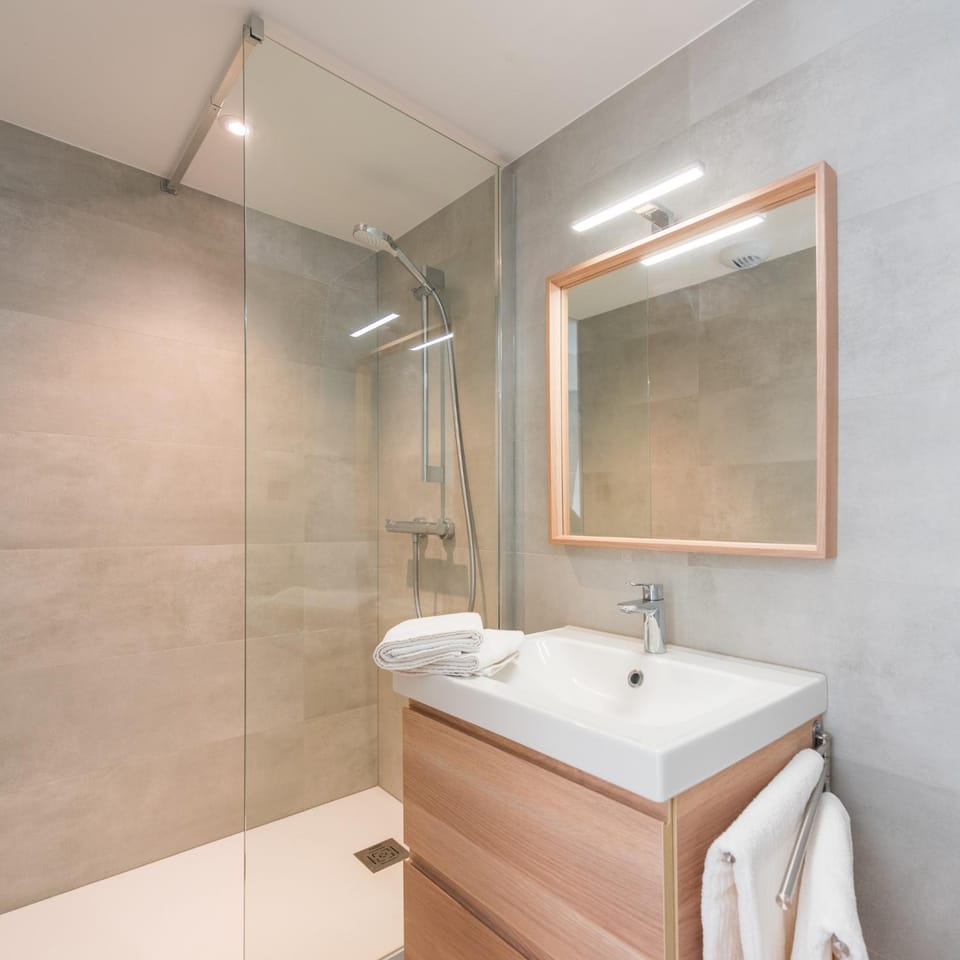 Shower, Bathroom, towels