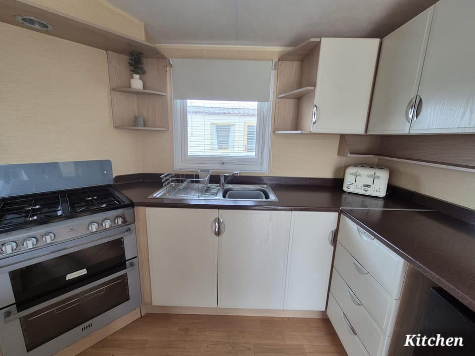 Meadow Lakes 64, 2 double Bedrooms, TVs in each room, pet friendly , WiFi & bed linen - Golden Palm Resort - Meadow Lakes Caravan & Lodge Hire Apartment in Chapel Saint Leonards