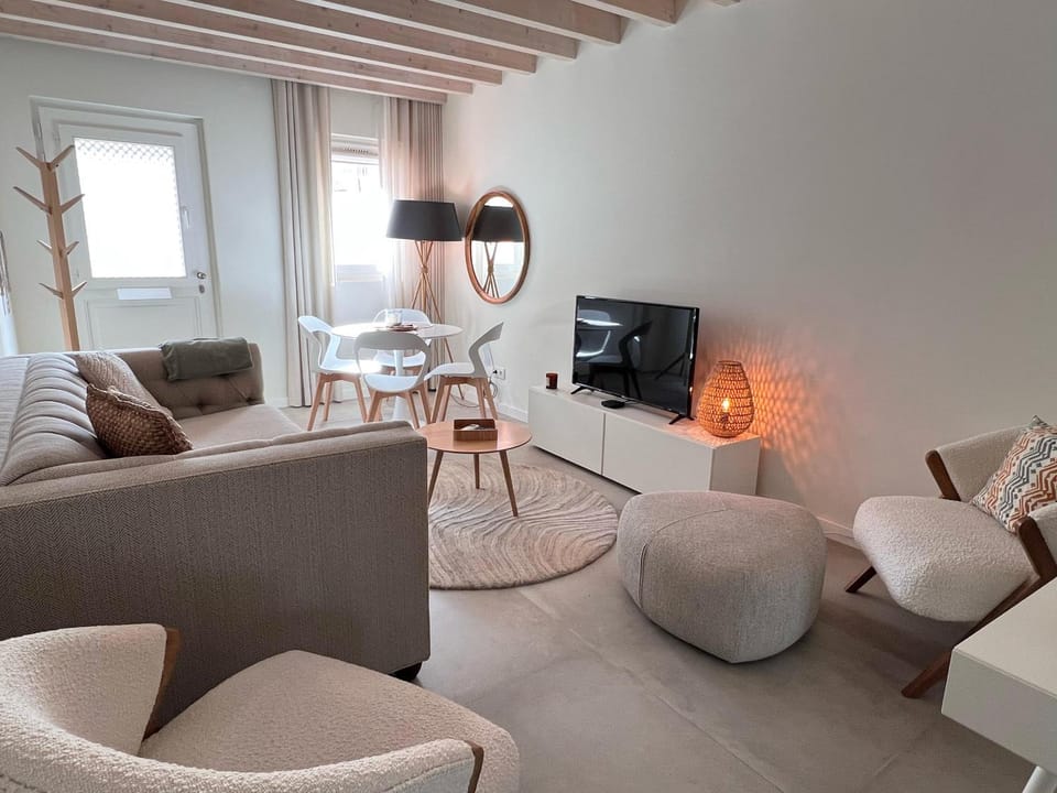 TV and multimedia, Living room, Dining area, Meals