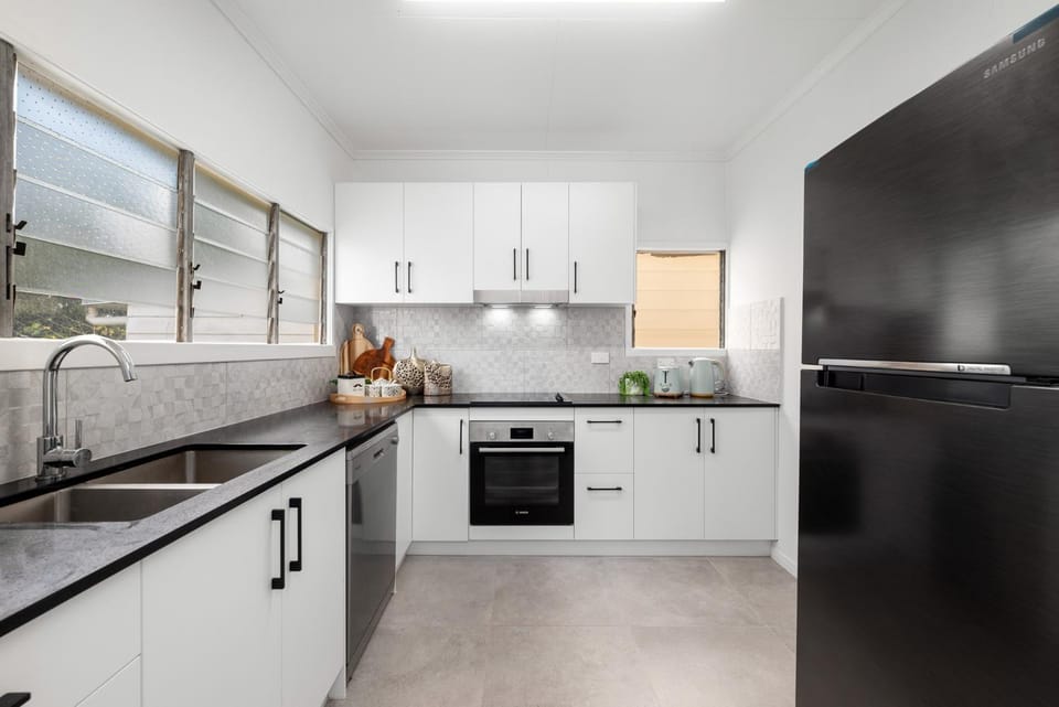 Kitchen or kitchenette, dishwasher, minibar, oven, stove, toaster