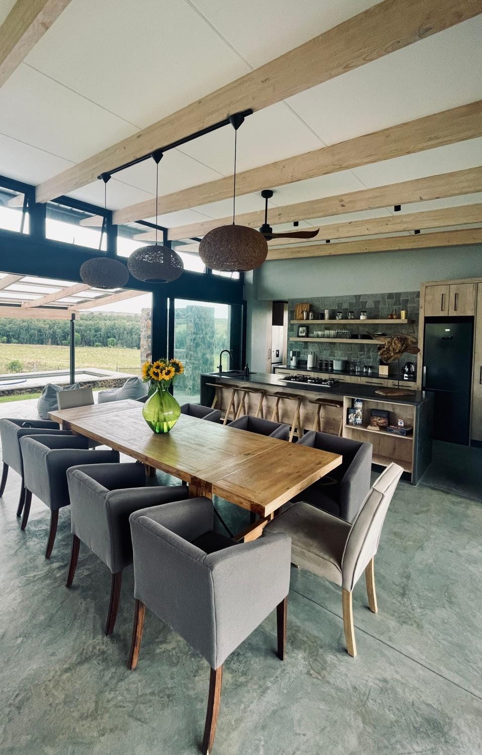 Kitchen or kitchenette, Dining area