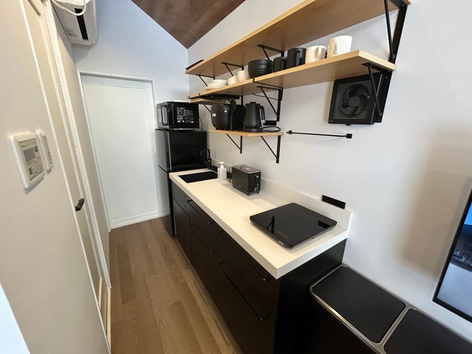 Kitchen or kitchenette, air conditioner