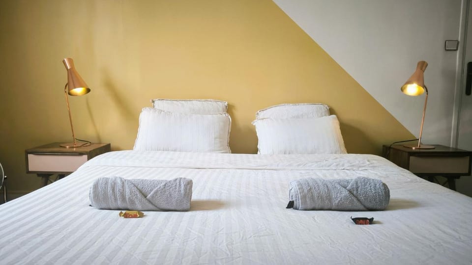 Bed, Bedroom, towels