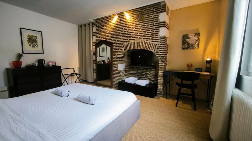 Bed, TV and multimedia, Bedroom