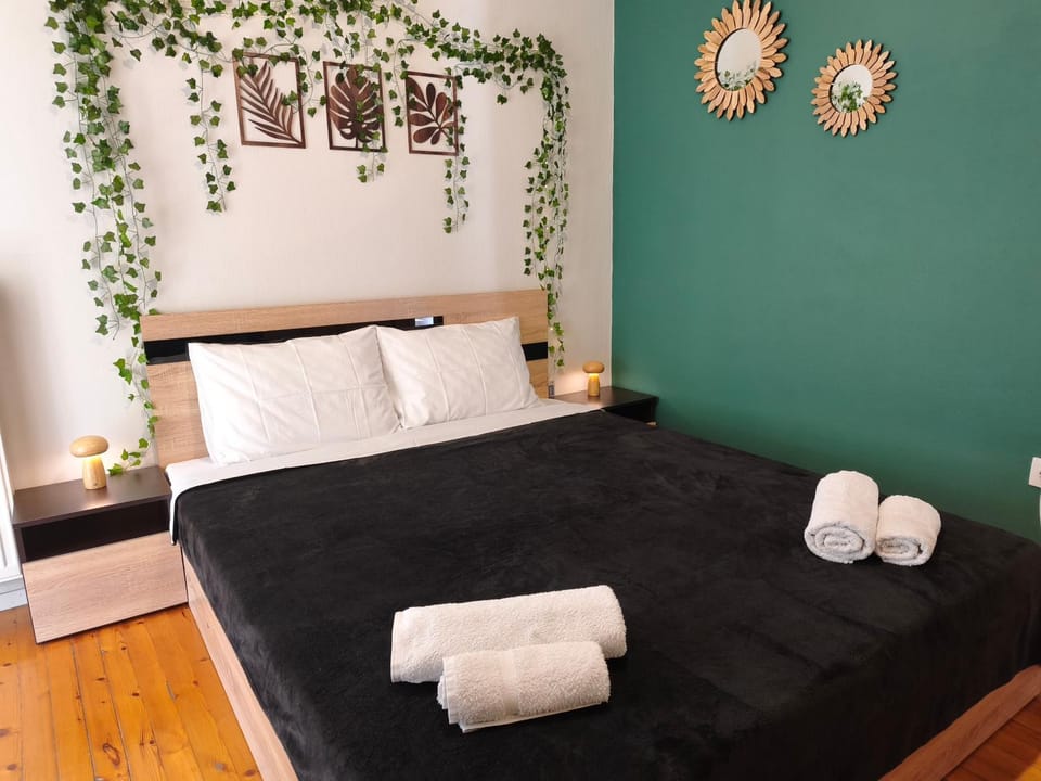 Bed, Bedroom, towels