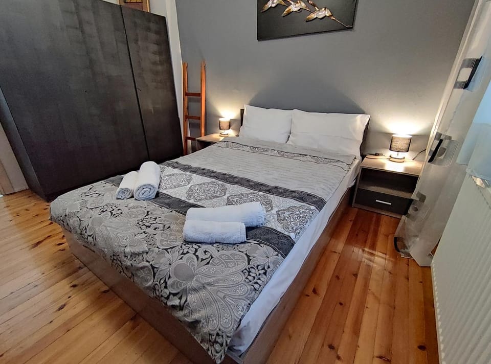 Bed, Photo of the whole room, Bedroom, towels