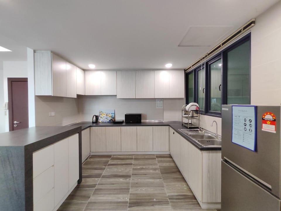 Kitchen or kitchenette, minibar, oven