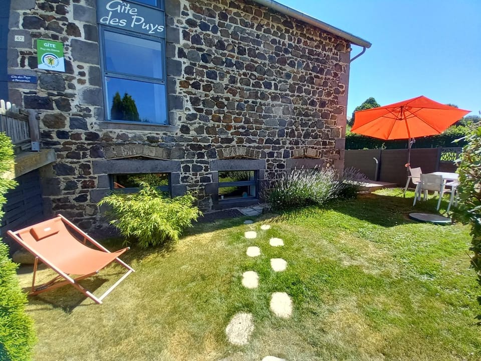 Property building, BBQ facilities, Garden, Dining area, sunbed