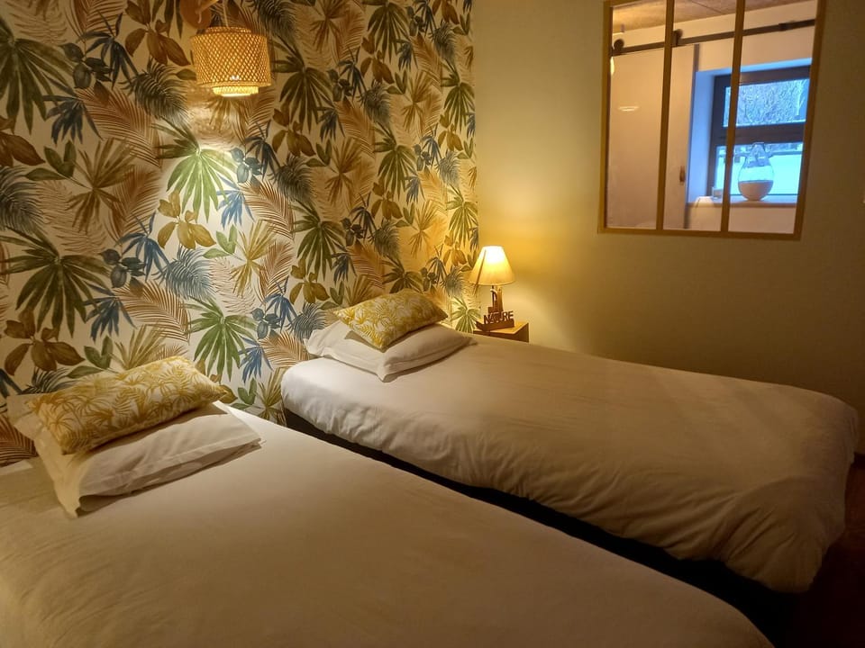 Photo of the whole room, cot