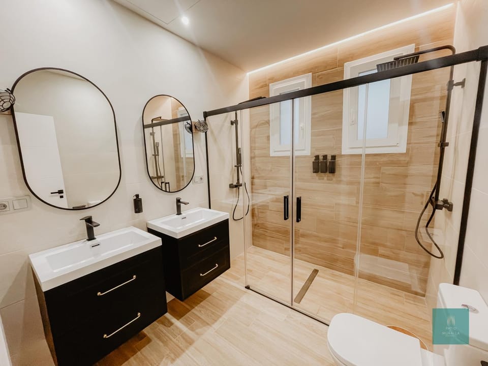 Shower, Toilet, Bathroom, towels
