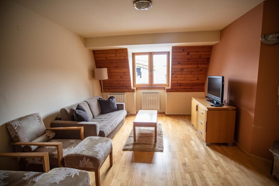 Communal lounge/ TV room, TV and multimedia, Living room, Seating area, Evening entertainment