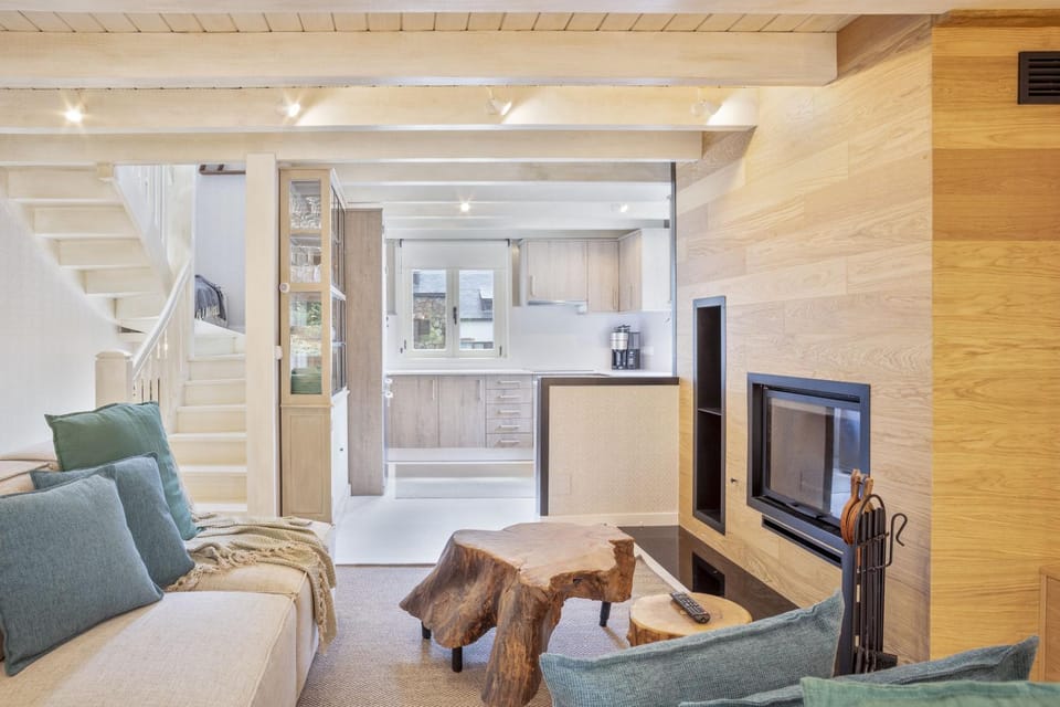 TV and multimedia, Kitchen or kitchenette, Living room, Seating area