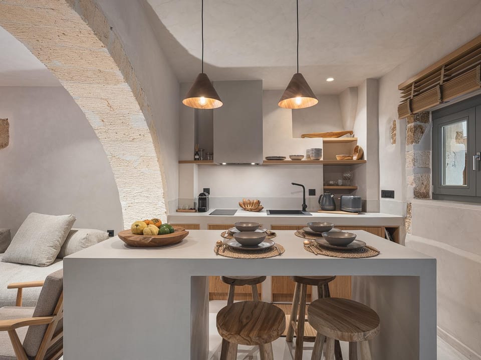 Coffee/tea facilities, Kitchen or kitchenette, Seating area, Dining area