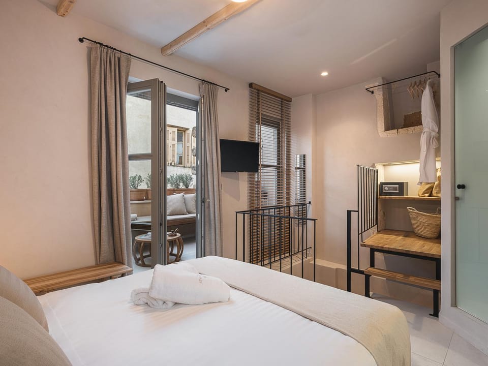 Bed, TV and multimedia, Photo of the whole room, Bedroom, hair dresser, towels