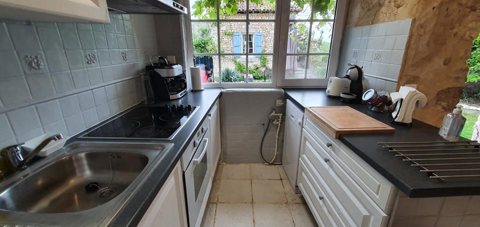 Kitchen or kitchenette, dishwasher