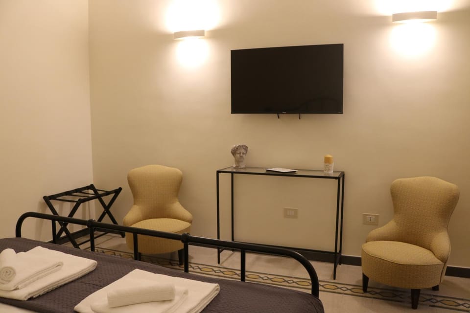 Bed, TV and multimedia, Photo of the whole room, Bedroom, towels