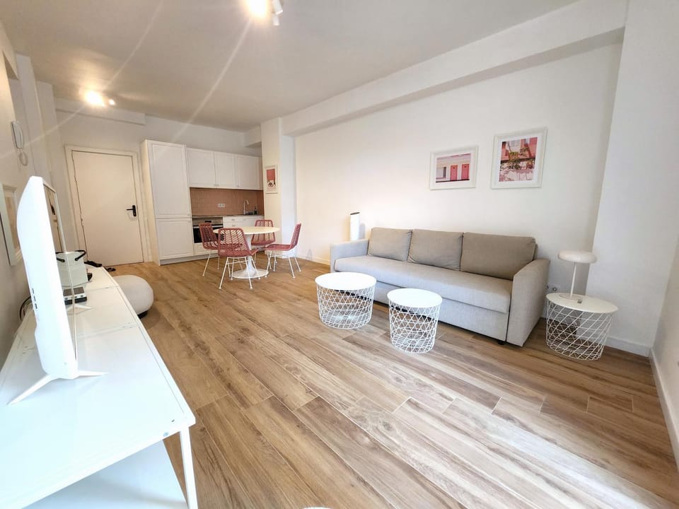 TV and multimedia, Kitchen or kitchenette, Living room, Seating area