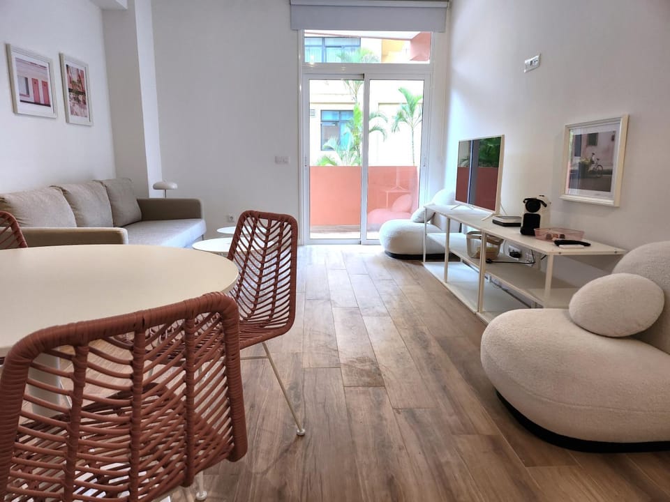 TV and multimedia, Living room, Seating area, Dining area