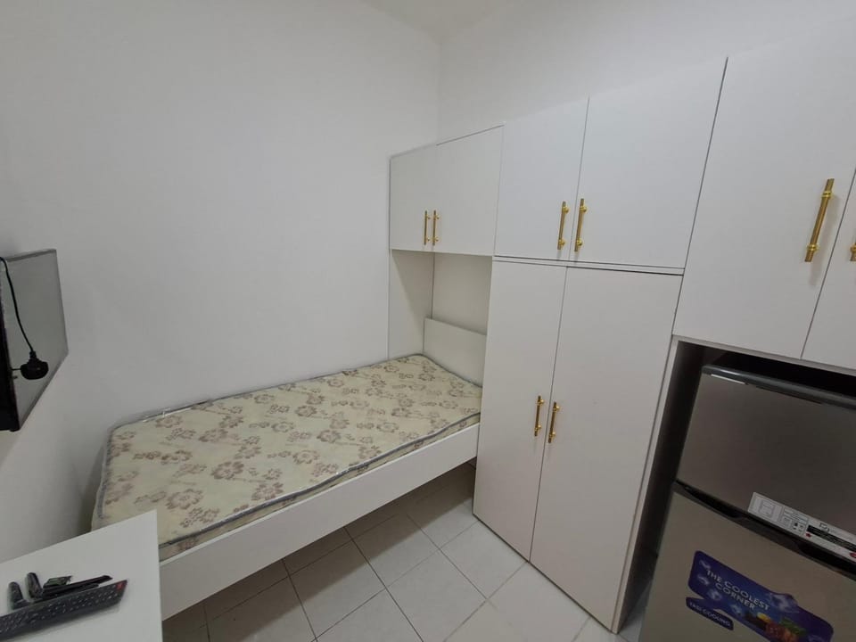 Charming Small Rooms for male only next to DAFZA Al qusais Bed and Breakfast in Dubai