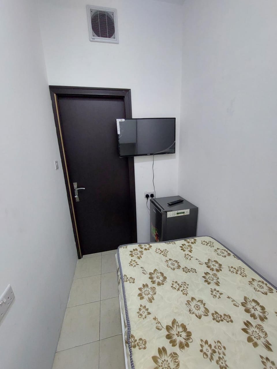 Charming Small Rooms for male only next to DAFZA Al qusais Bed and Breakfast in Dubai