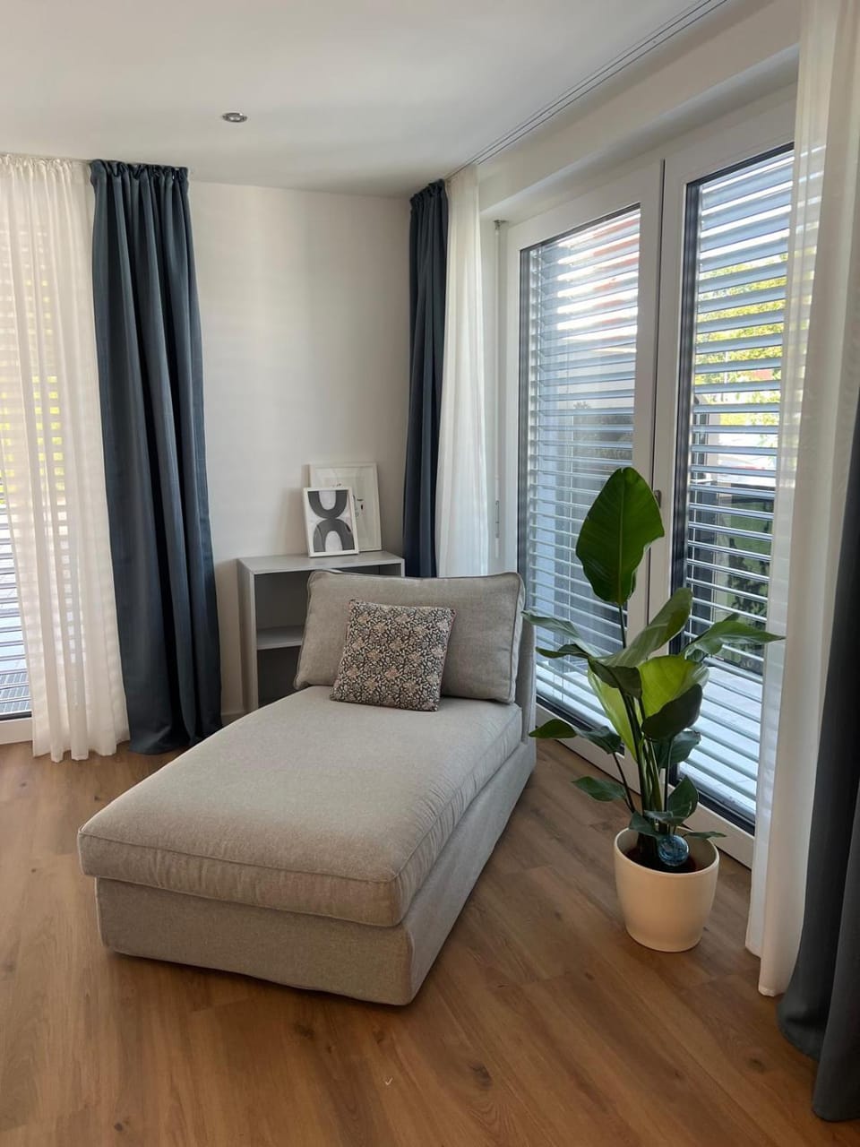Living room, Photo of the whole room, Seating area