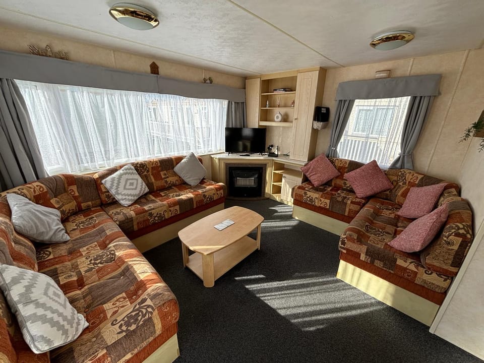 Seaview 146 - Ingoldmells - central heating, bed linen, full length decking - Meadow Lakes Caravan & Lodge Hire Apartment in Ingoldmells