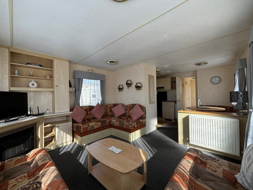 Seaview 146 - Ingoldmells - central heating, bed linen, full length decking - Meadow Lakes Caravan & Lodge Hire Apartment in Ingoldmells