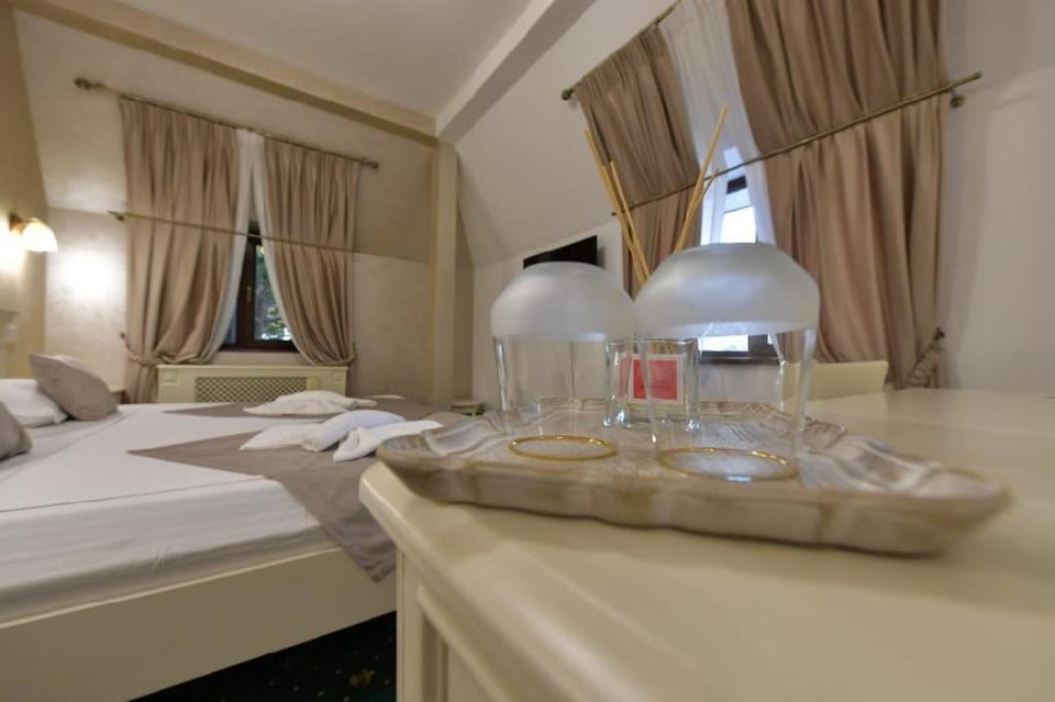 Photo of the whole room, Decorative detail, Bedroom, towels