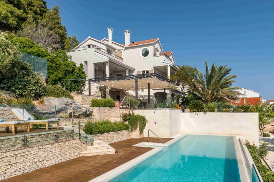 Property building, Swimming pool, sunbed