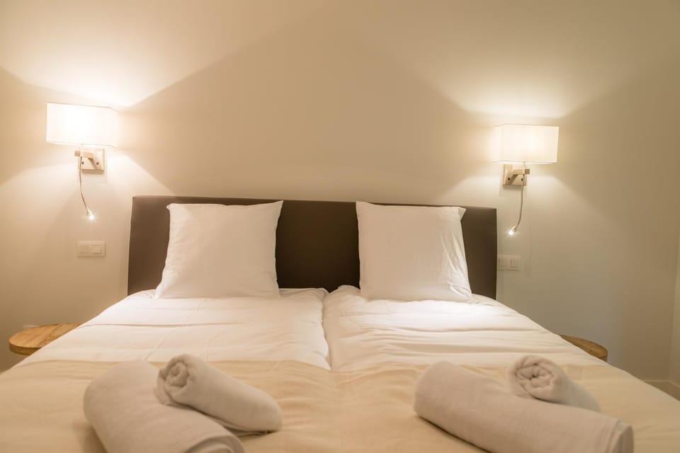 Photo of the whole room, Bedroom, towels