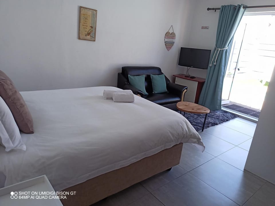 Bed, TV and multimedia, Photo of the whole room, towels