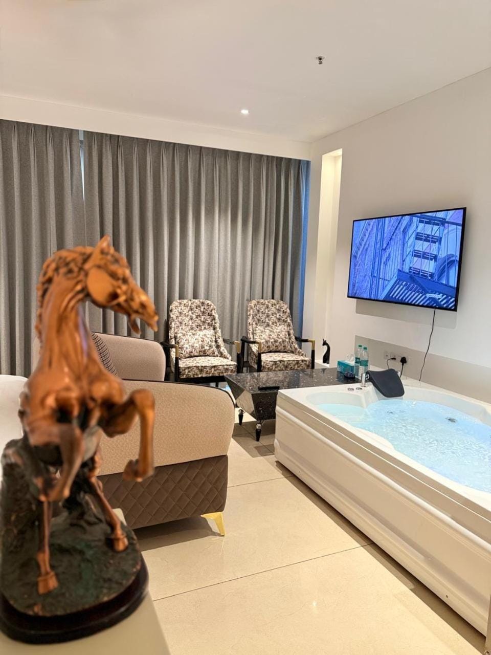 Luxe jacuzzi studio key 2 Apartment in Gurugram