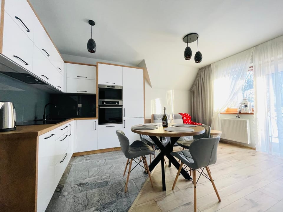 Kitchen or kitchenette, Dining area, minibar, stove