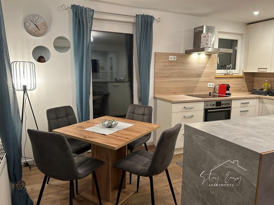 Coffee/tea facilities, Kitchen or kitchenette, Living room, Dining area
