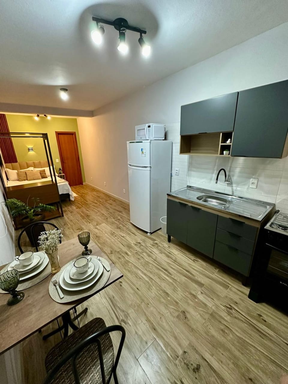 Kitchen or kitchenette, Photo of the whole room, Dining area, minibar, pet friendly, stove