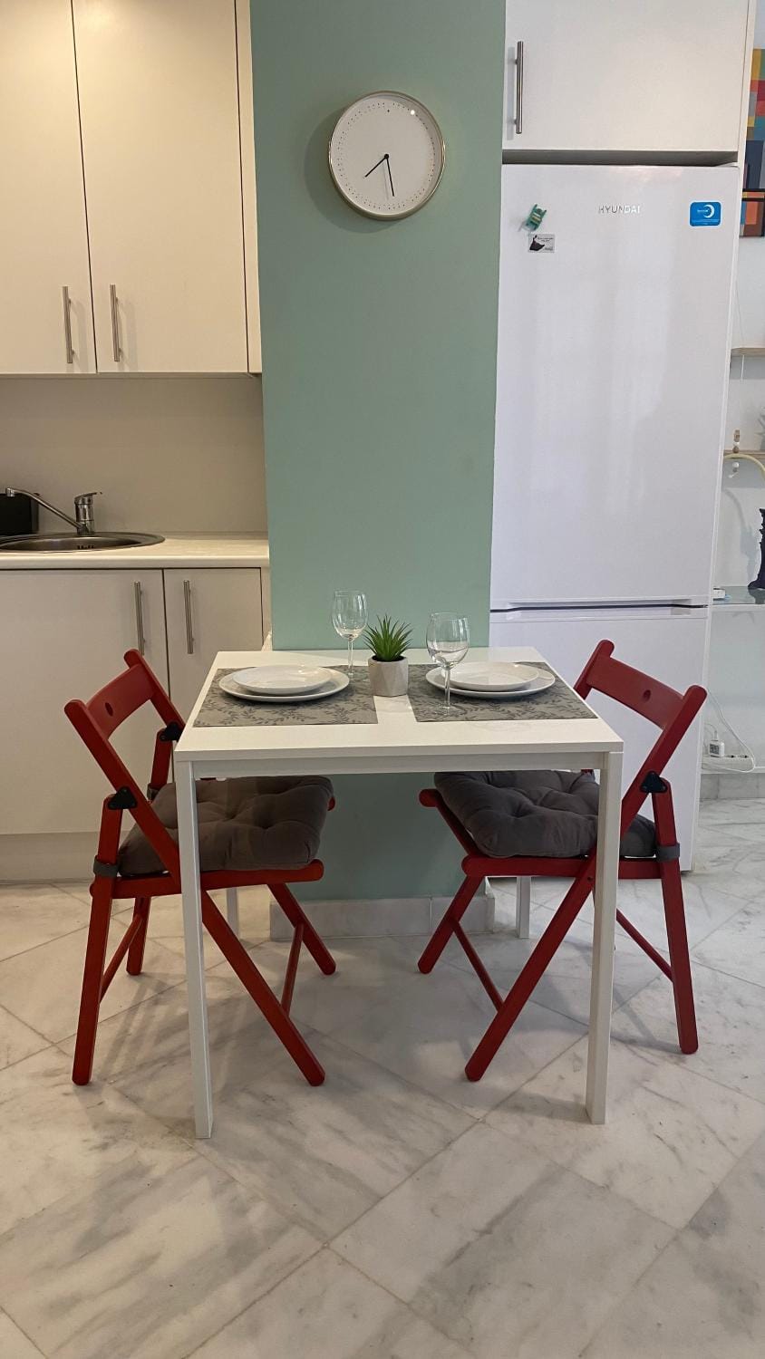 Kitchen or kitchenette, Dining area