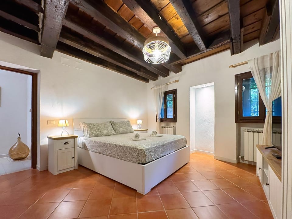 Bed, TV and multimedia, Photo of the whole room, Seating area, Bedroom