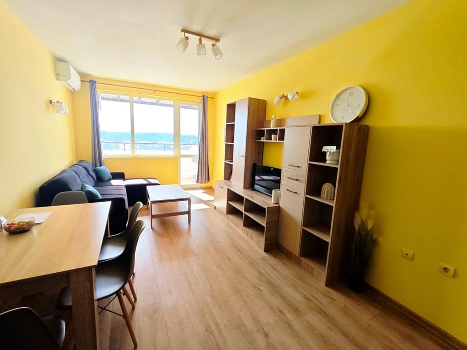 Communal lounge/ TV room, TV and multimedia, Living room, Seating area, Dining area, Evening entertainment