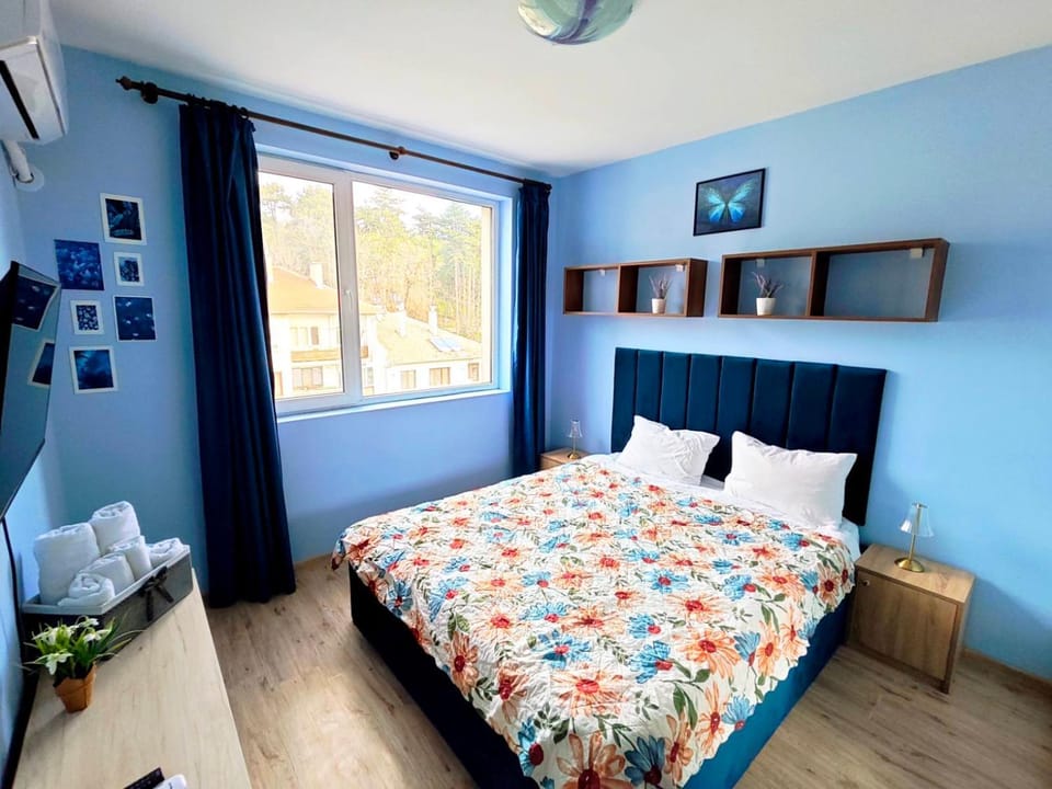 Bed, TV and multimedia, Photo of the whole room, Bedroom