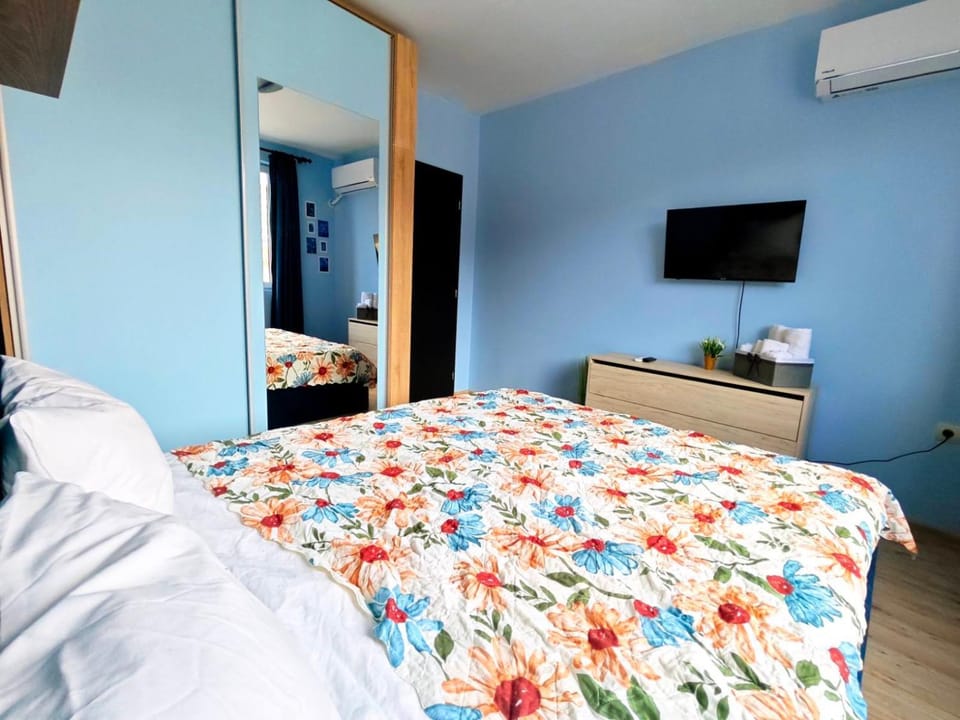 Bed, TV and multimedia, Photo of the whole room, Evening entertainment, Bedroom, wardrobe, air conditioner