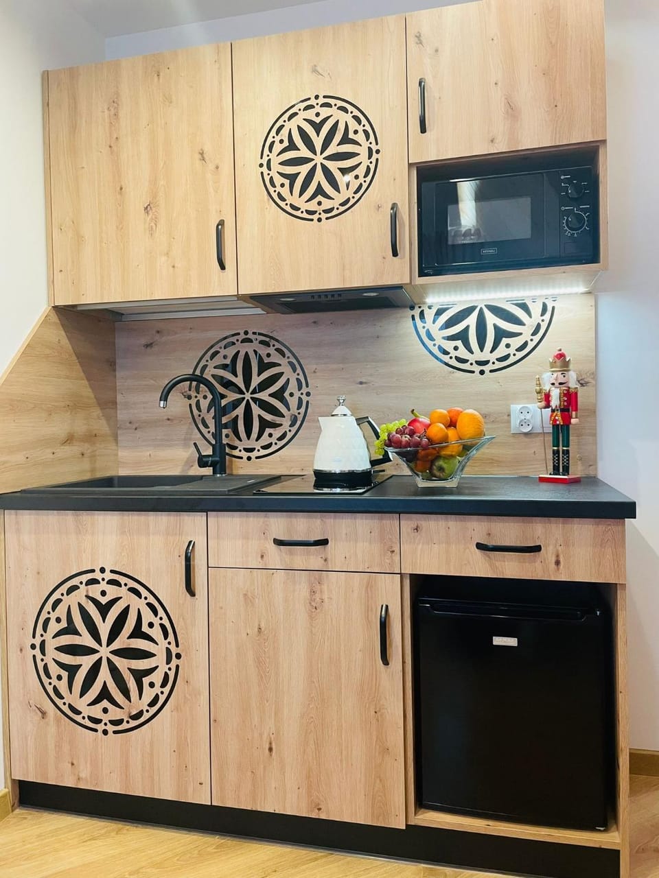 Kitchen or kitchenette, minibar, stove