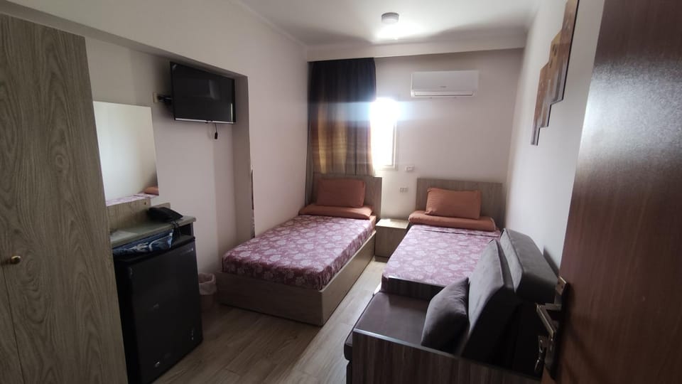 Bed, TV and multimedia, Photo of the whole room, wardrobe, air conditioner