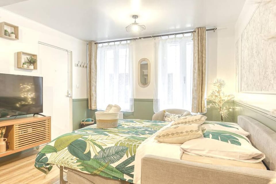Bed, Living room